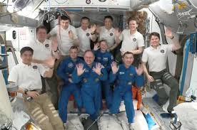 Všech 11 na ISS pohromadě. Nováčci v modrém… (Zdroj: NASA TV)